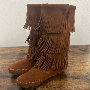 Minnetonka Women’s 3 Tier Fringe Brown Suede Leather Moccasin Boots Us Size 6